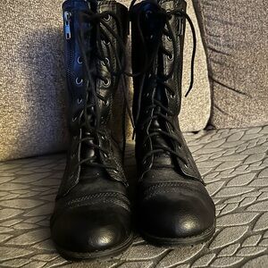 Mildly used combat boots! Excellent condition!☀️